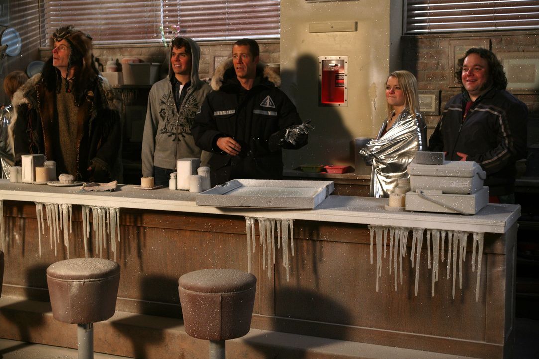Eine kleine wissenschaftliche Sensation aus der Arktis trifft in Eureka ein: Jack Carter (Colin Ferguson, M.), Vincent (Chris Gauthier, r.) und Zoe... - Bildquelle: Universal Television