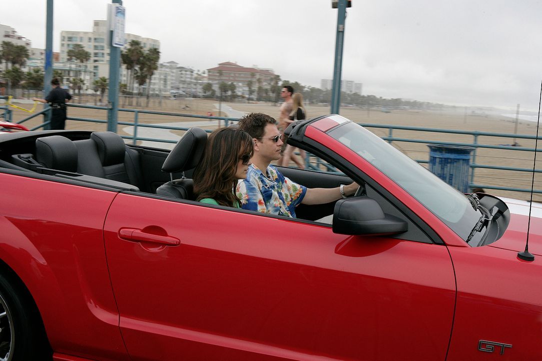 Ziva (Cote de Pablo, l.) und Tony (Michael Weatherly, r.) begleiten Jenny nach Los Angeles zu der Beerdigung eines früheren NCIS Agenten. Bei der Be... - Bildquelle: CBS Television