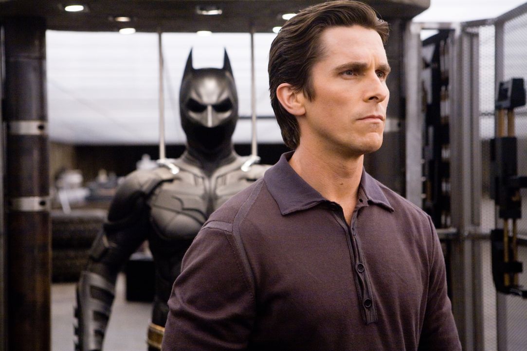 Bruce Wayne (Christian Bale) will nicht länger Batman sein - aber er muss ... - Bildquelle: © Warner Bros.