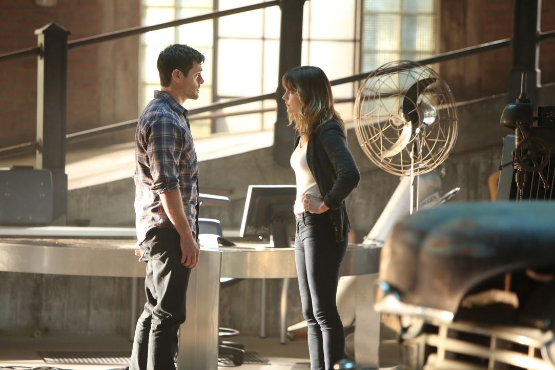 Während Paige (Katharine McPhee, r.) nicht mehr viel von Drew (Brendan Hines, l.) erwartet, erhofft sich Ralph viel von seinem Vater ... - Bildquelle: Cliff Lipson 2014 CBS Broadcasting, Inc. All Rights Reserved / Cliff Lipson