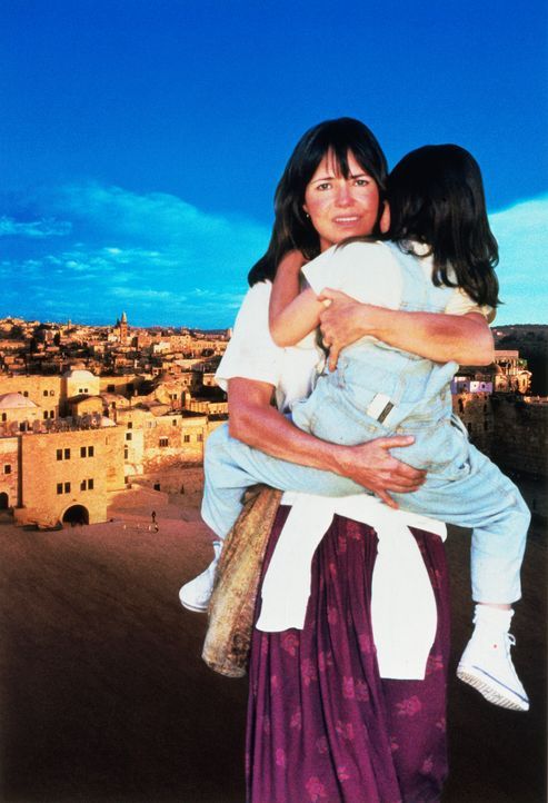 Für Betty Mahmoody (Sally Field, l.) ist klar, sie und ihre Tochter Mahtob (Sheila Rosenthal, r.) werden den Iran wieder verlassen  - und zwar geme... - Bildquelle: 1991 METRO-GOLDWYN-MAYER STUDIOS INC. All Rights Reserved.
