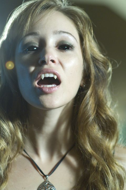 Trinkt nichtsahnend Vampirblut und mutiert zu einem Vampir: Nicole (Autumn Reeser) - Bildquelle: Warner Brothers