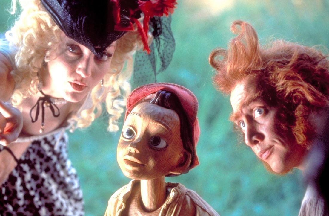 Hemmungslos prellen Felinet (Bebe Neuwirth, l.) und Volpe (Rob Schneider, r.) den naiven Pinocchio um sein ganzes Gold, womit dieser den unglücklic... - Bildquelle: Warner Bros.