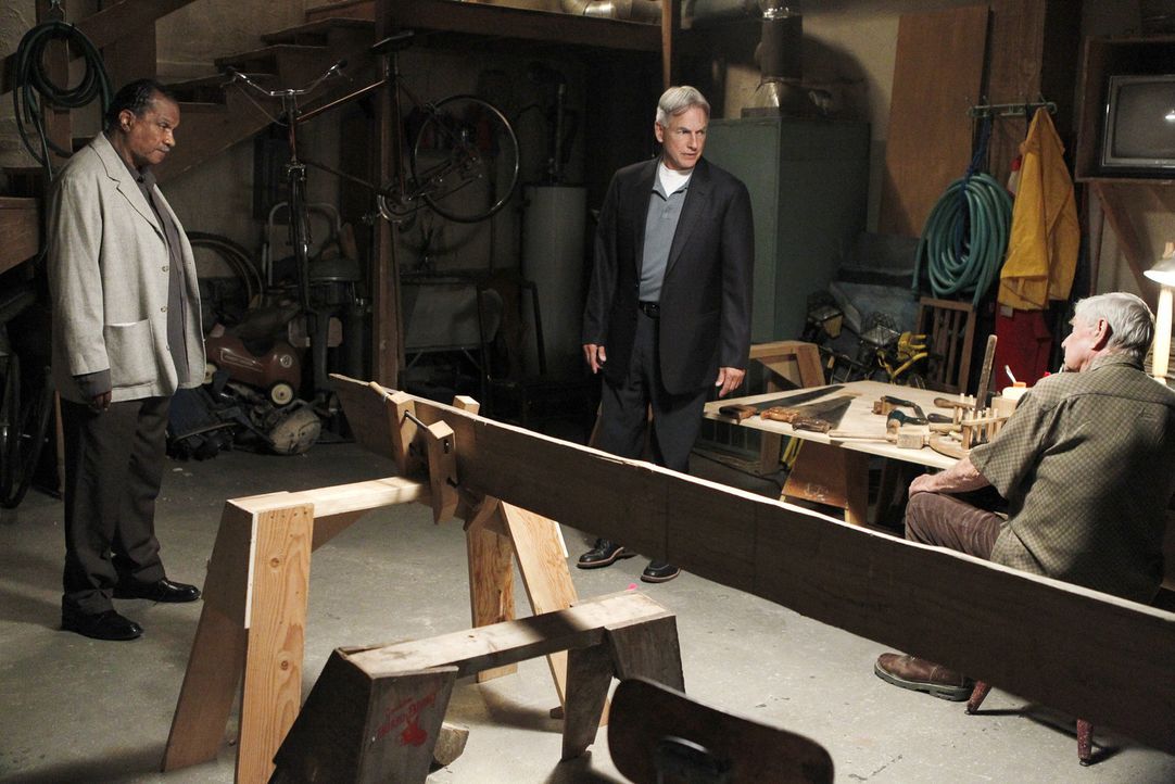 Während Gibbs (Mark Harmon, M.) an einem neuen Mordfall arbeitet, taucht ein alter Freund (Billy Dee Williams, l.) seines Vaters (Ralph Waite, r.) a... - Bildquelle: CBS Television