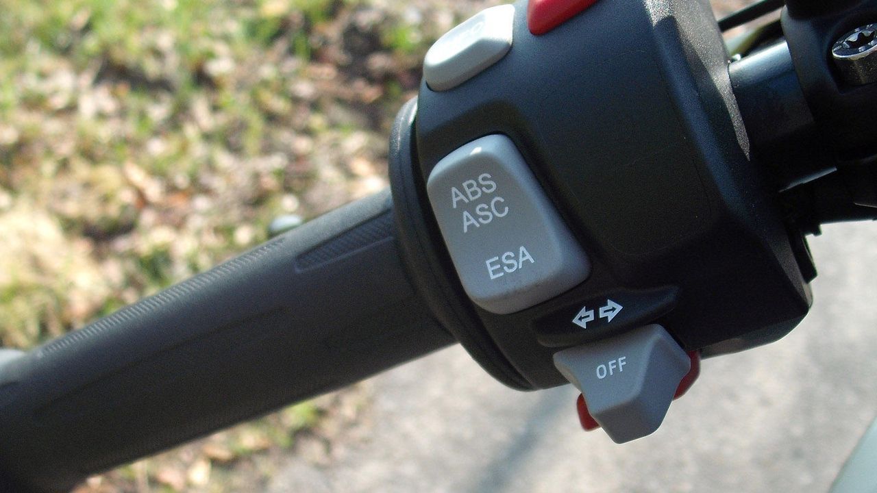 ABS, Antriebsschlupfregelung und elektronisches Fahrwerk - Bildquelle: Kabel eins