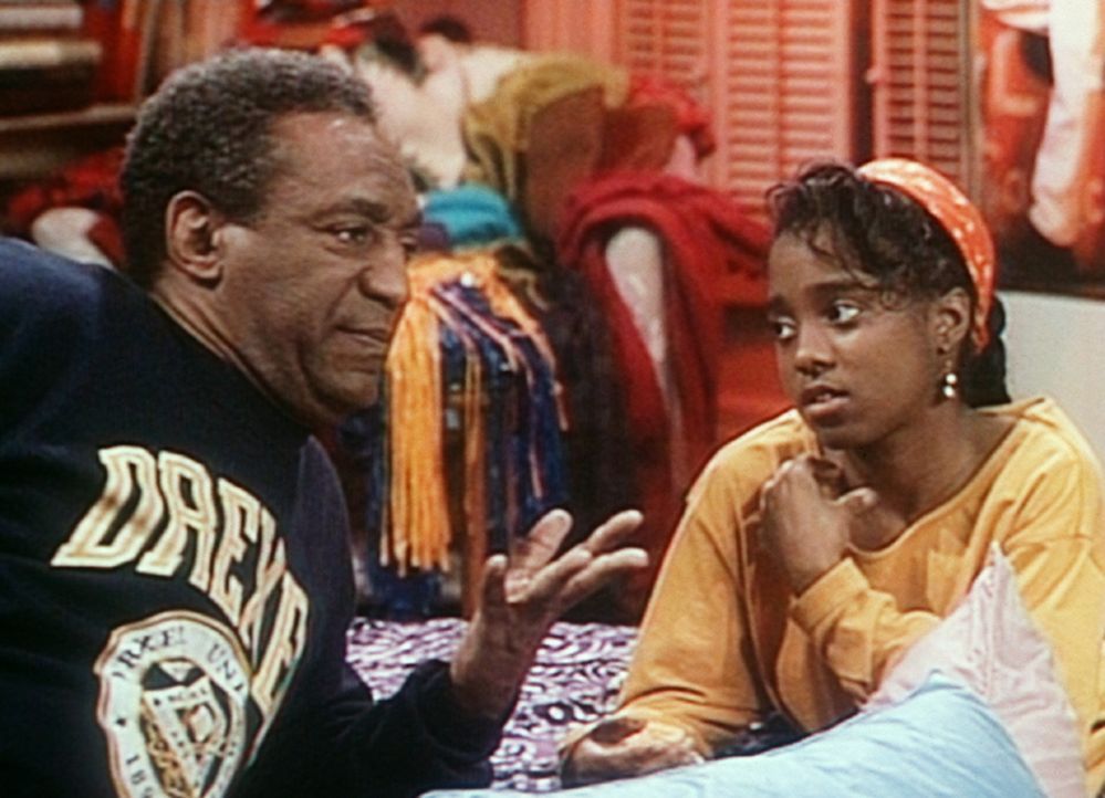 Cliff (Bill Cosby, l.) versucht Rudy (Keshia Knight Pulliam, r.) begreiflich zu machen, warum er Wert darauf legt, dass sie ihre Mahlzeiten auch man... - Bildquelle: Viacom