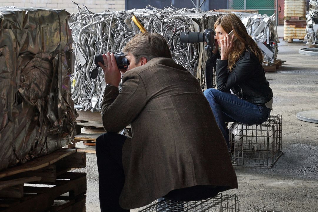 Castle (Nathan Fillion, l.) und Beckett (Stana Katic, r.) wollen endlich gegen LokSat antreten, doch dann gerät alles außer Kontrolle ... - Bildquelle: Byron Cohen 2016 American Broadcasting Companies, Inc. All rights reserved.