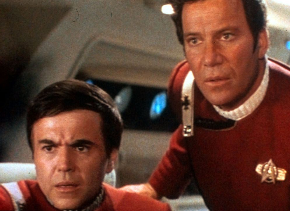 Um das Leben der Enterprise-Besatzung zu retten, hat Mr. Spock sein Leben geopfert. Entsetzt erfahren Chekov (Walter Koenig, l.) und Captain Kirk (W... - Bildquelle: Paramount Pictures