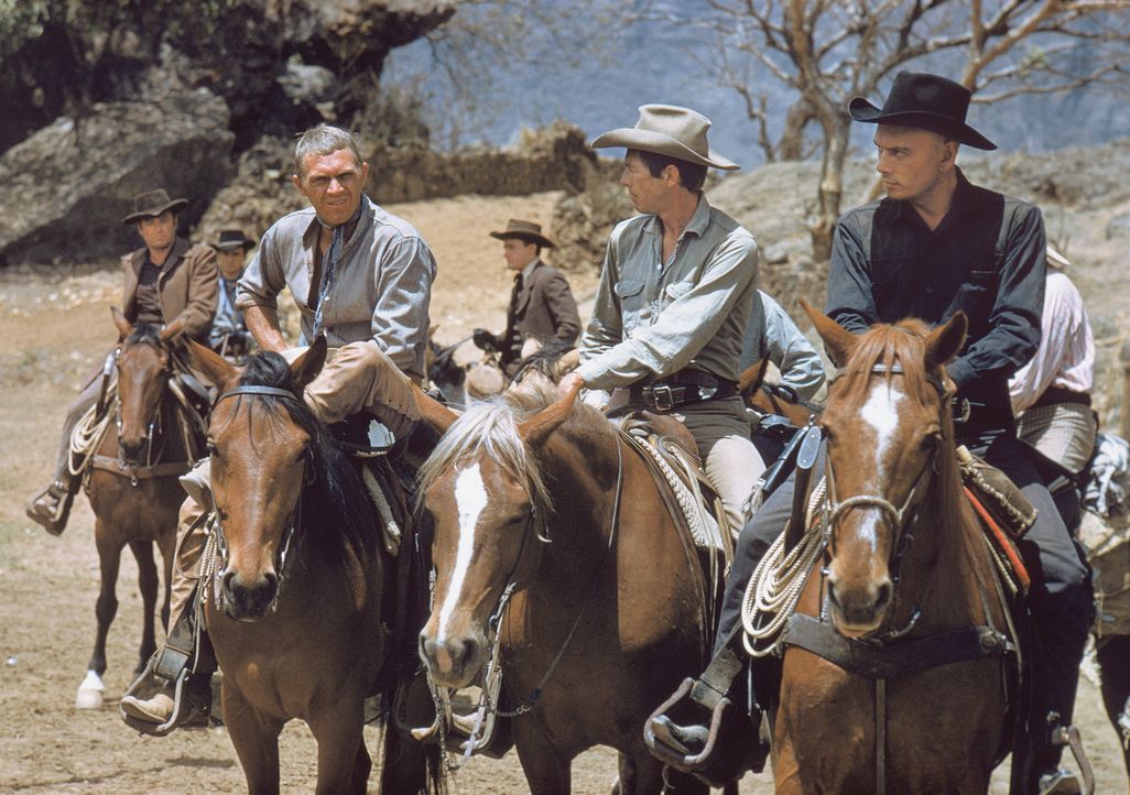 Vin (Steve McQueen, 2.v.l.), Britt (James Coburn, 2.v.r.) und Chris (Yul Brynner, r.) werden von einem mexikanischen Dorf angeheuert, die Bewohner g... - Bildquelle: 1960 METRO-GOLDWYN-MAYER STUDIOS INC. All Rights Reserved.
