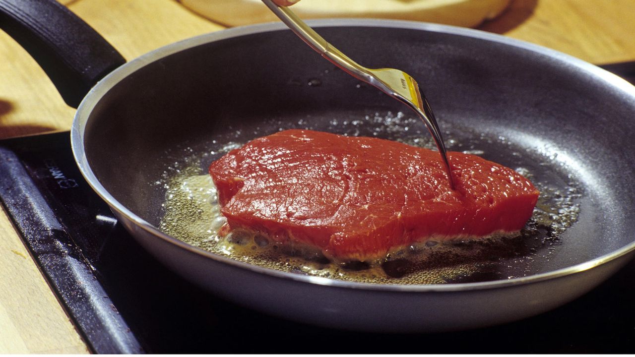Fleisch muss scharf angebraten werden - Bildquelle: dpa