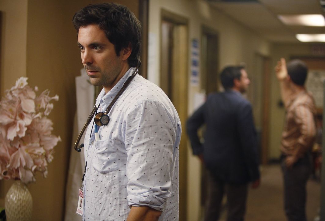 Dr. Zeke Barnes (Rhys Coiro) hofft, dass bald eine neue Leitung für die Klinik gefunden wird, den das Chaos wird immer größer ... - Bildquelle: 2011 CBS BROADCASTING INC. ALL RIGHTS RESERVED