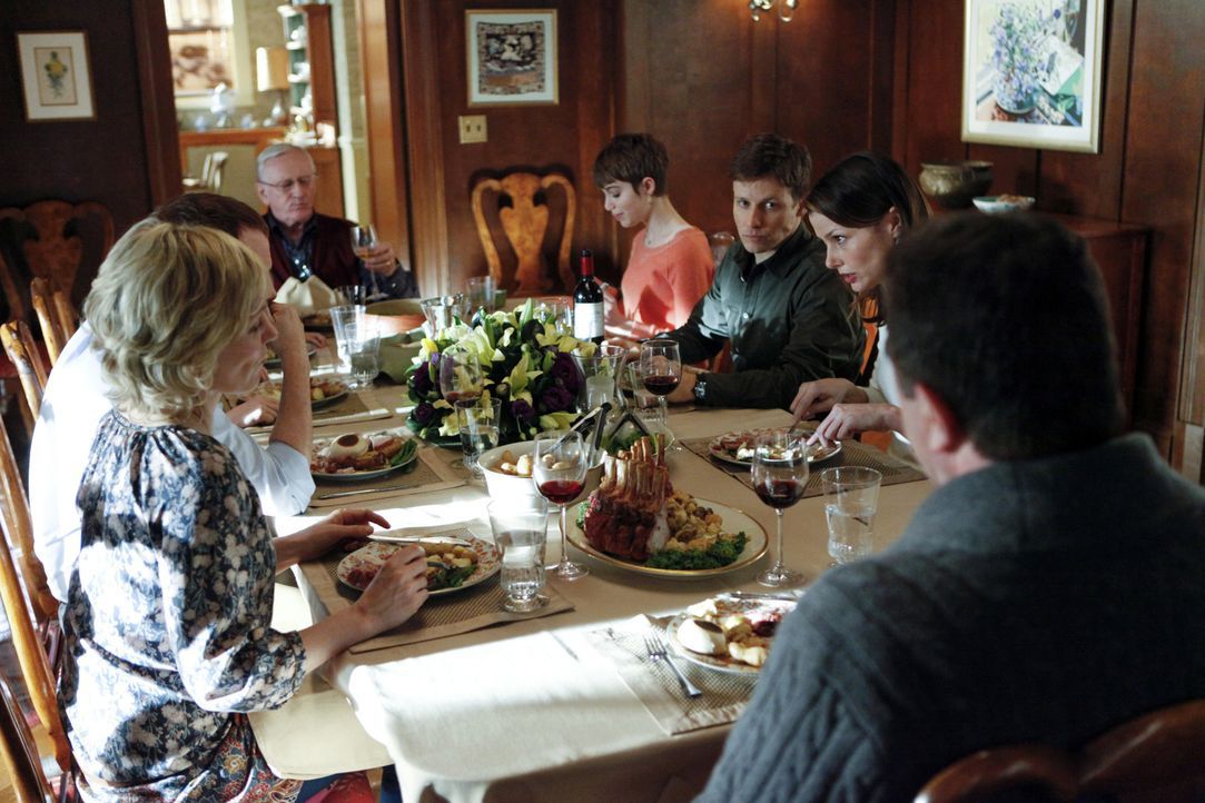 Beim Familienessen der Reagans sorgt der aktuelle Fall für Streit: (v.l.n.r.) Linda (Amy Carlson), Danny (Donnie Wahlberg), Henry (Len Cariou), Nick... - Bildquelle: Craig Blankenhorn 2011 CBS Broadcasting Inc. All Rights Reserved