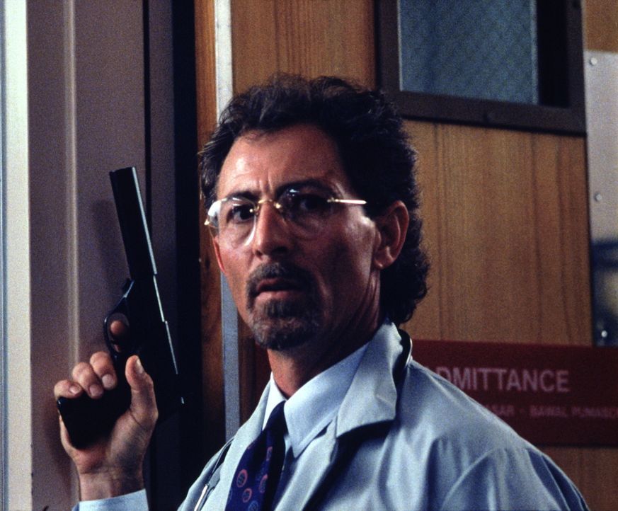 Als Senator Trent erfährt, dass sein Widersacher Mason den Anschlag überlebt hat und in einem Krankenhaus im Koma liegt, setzt er sofort seine Kille... - Bildquelle: Warner Bros.