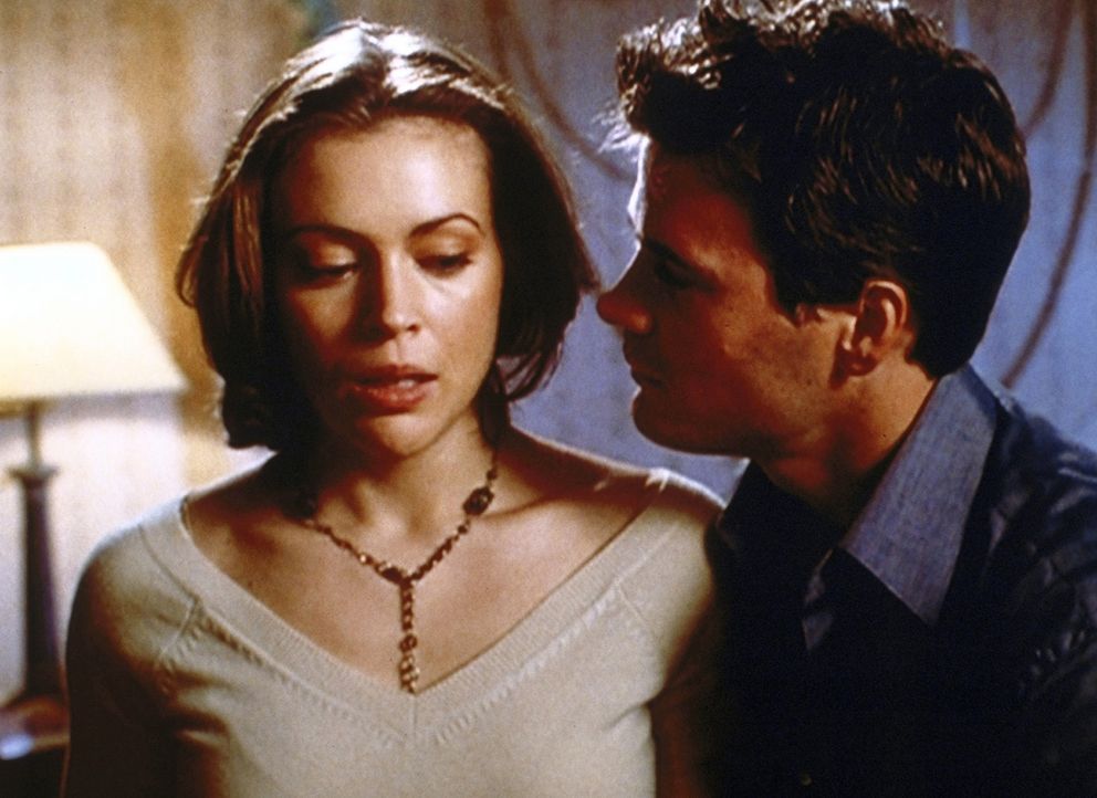 Phoebe (Alyssa Milano, l.) ist ziemlich verwirrt: Ihre große Liebe Clay (Victor Brown, r.) ist wieder aufgetaucht ... - Bildquelle: Paramount Pictures