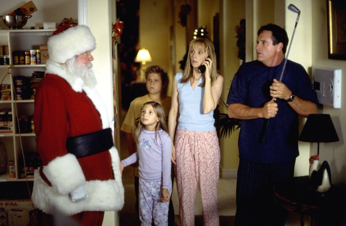 Weil die 10-jährige Judy (Sierra Abel, 2.v.l.) nicht verstehen kann, dass ihre Familie nicht an die Existenz des Weihnachtsmannes (Dick Van Patten,... - Bildquelle: Tag Entertainment