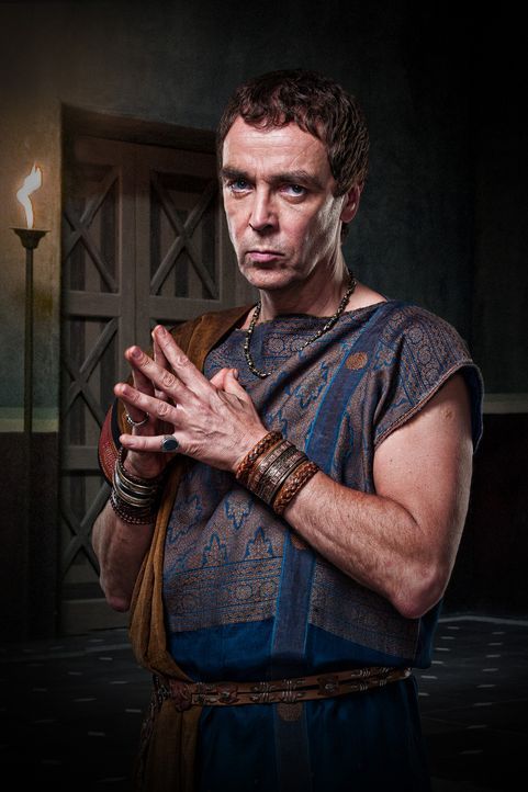 Quintus Lentulus Batiatus (John Hannah) ist Besitzer der Gladiatorenschule. Er erkennt schnell, dass Spartacus ein talentierter Kämpfer ist, aus de... - Bildquelle: 2009 Starz Entertainment, LLC