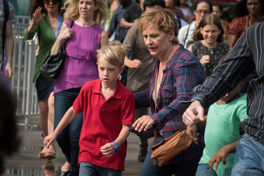 Als der siebenjährige Mason (Jackson Kaufman, l.), Sohn eines berühmten Wissenschaftlers, im Central Park verschwindet und daraufhin ein unbekannter... - Bildquelle: Jeff Neumann 2015, 2016 Sony Pictures Television Inc. All Rights Reserved. / Jeff Neumann