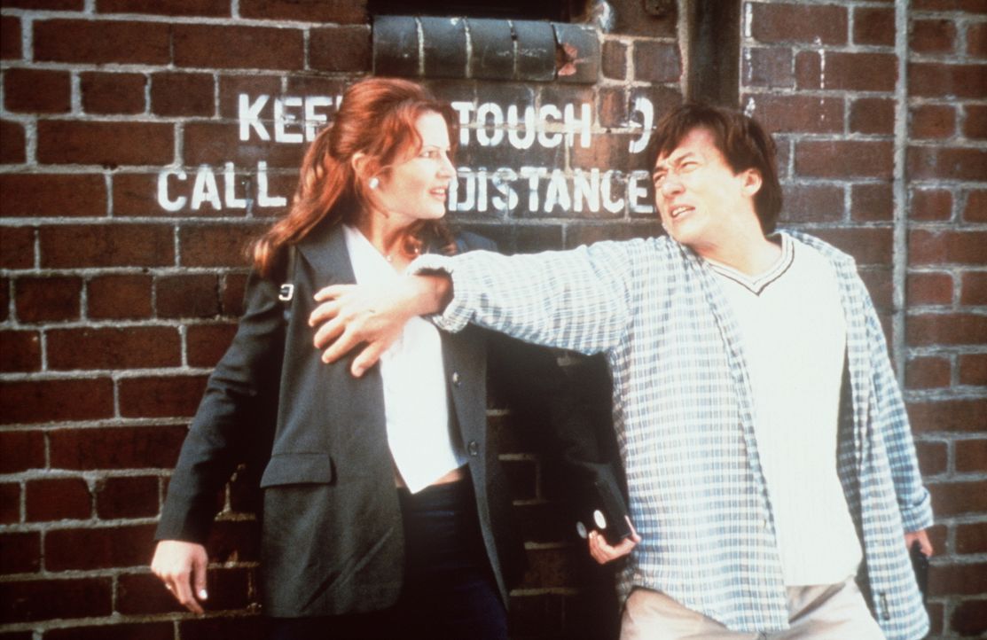 Als Jackie (Jackie Chan, r.) der taffen Reporterin Diana (Gabrielle Fitzpatrick, l.) aus der Bredouille helfen soll, bekommt er es gleich mit zwei G... - Bildquelle: Kinowelt Filmverleih