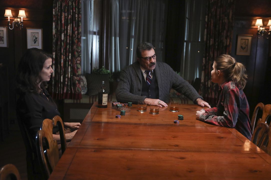(v.l.n.r.) Erin Reagan (Bridget Moynahan); Frank Reagan (Tom Selleck); Nicky Reagan-Boyle (Sami Gayle) - Bildquelle: Craig Blankenhorn 2017 CBS Broadcasting Inc. All Rights Reserved. / Craig Blankenhorn