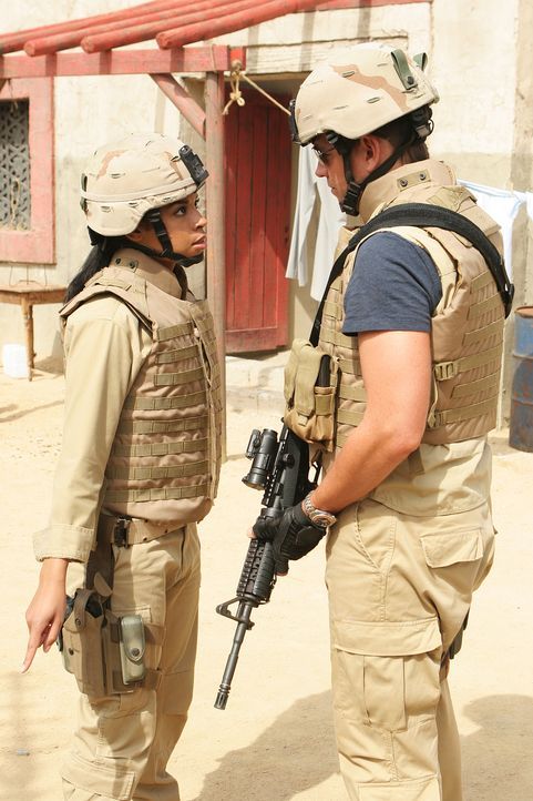 Zusammen mit NCIS Intel Analyst Nikki Jardine (Susan Kelechi Watson, l.) wird Tony (Michael Weatherly, r.) nach Bagdad geschickt, um in dem Mordfall... - Bildquelle: CBS Television