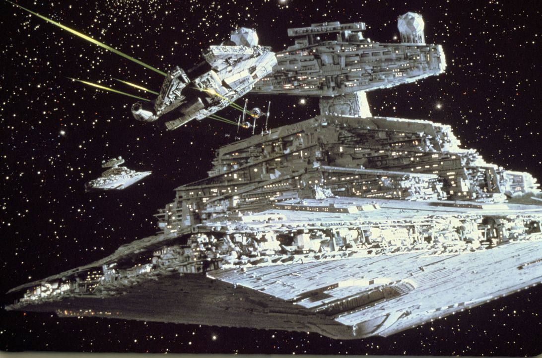 Han Solos Schiff "Millenium Falcon" (l.) versucht verzweifelt, einem imperialen Sternenkreuzer (r.) zu entkommen ... - Bildquelle: TM & © 2015 Lucasfilm Ltd. All rights reserved. Used under authorization.