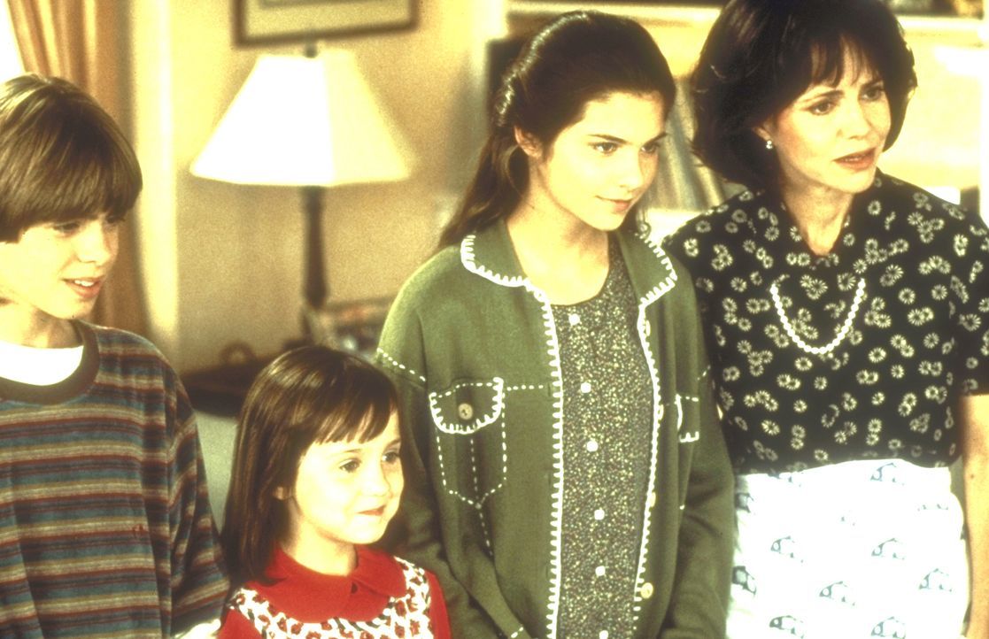 Miranda (Sally Field, r.) und die Kinder Lydia (Lisa Jakub, 2.v.r.), Chris (Matthew Lawrence, l.) und Natalie (Mara Wilson, 2.v.l.) sind schon nach... - Bildquelle: 20th Century Fox