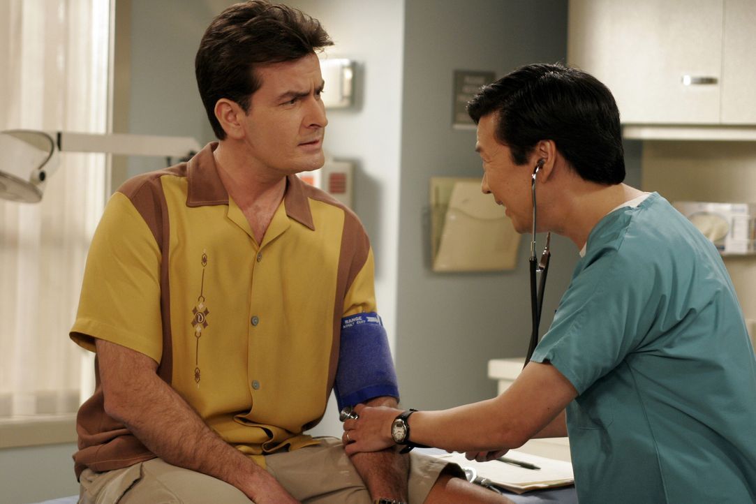 Bevor ein Arzt zu Charlie (Charlie Sheen, l.) kommt, werden ein paar Routineuntersuchungen von einem Pfleger (Ken Jeong, r.) durchgeführt ... - Bildquelle: Warner Brothers Entertainment Inc.