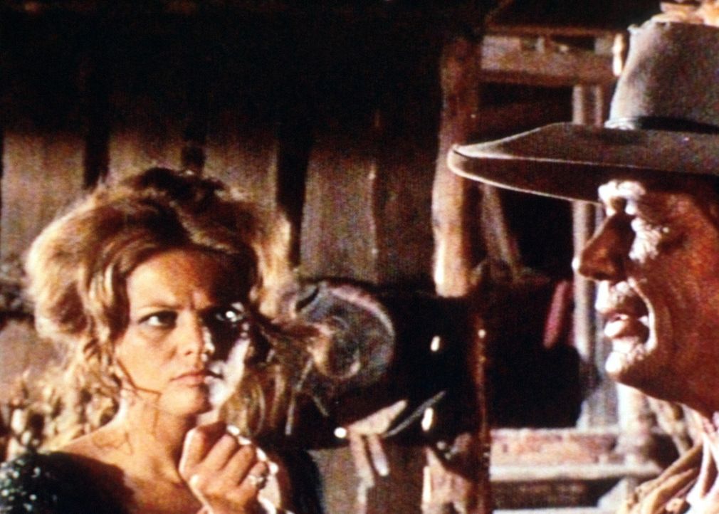 Jill (Claudia Cardinale, l.) weiß nicht, was der Fremde (Charles Bronson, r.) von ihr will ... - Bildquelle: Paramount Pictures