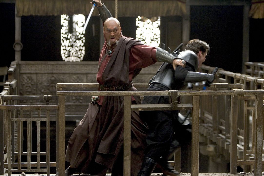 Noch ahnt Bruce (Christian Bale, r.) nicht, dass sein Mentor Ra's al Ghul (Ken Watanabe, l.) nicht derjenige ist, für den er sich ausgibt ... - Bildquelle: © 2005 Warner Brothers