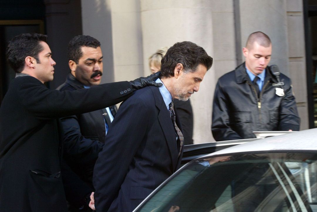 Det. Scott Valens (Danny Pino, l.) und seine Kollegen verhaften Adam Clarke (Chris Sarandon, 2.v.r.). - Bildquelle: Warner Bros. Television