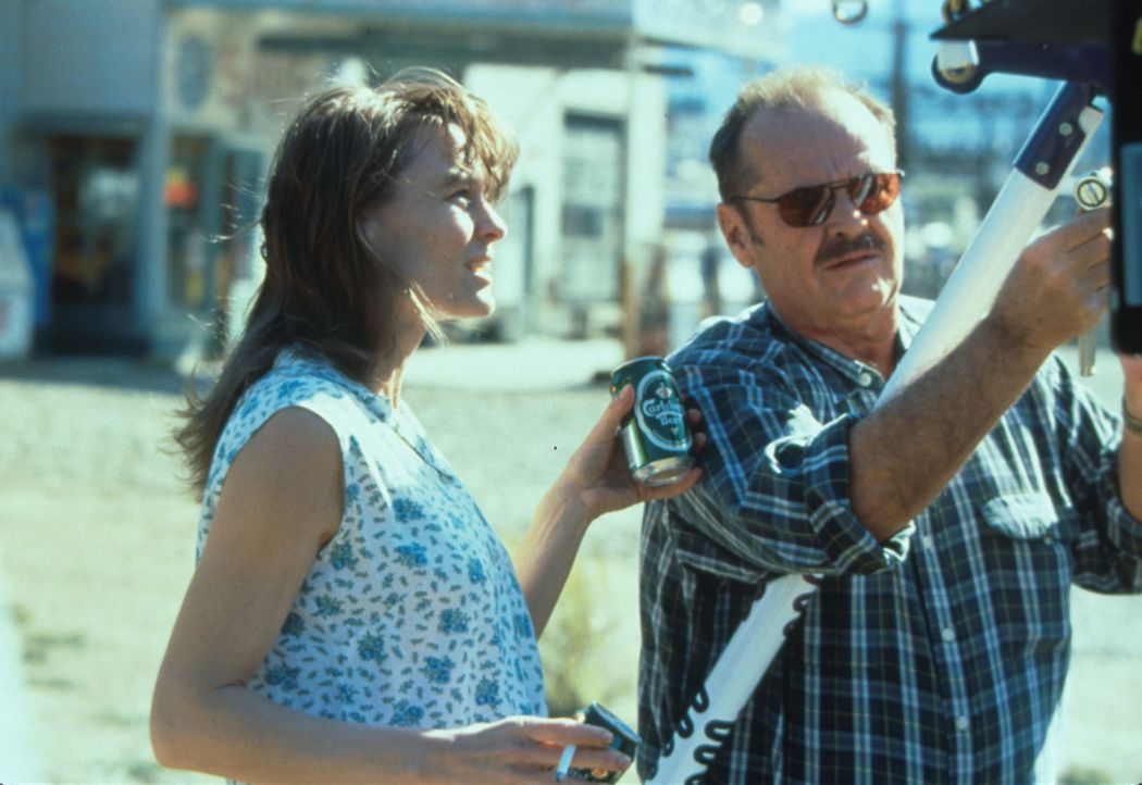Mit Hilfe der Kellnerin Lori (Robin Wright Penn, l.) versucht Jerry (Jack Nicholson, r.), das Verbrechen aufzuklären. - Bildquelle: Warner Bros.