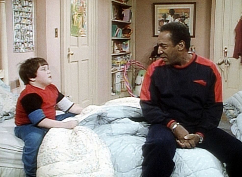 Peter (Peter Costa, l.) hat Angst vorm Zahnarzt, und Cliff (Bill Cosby, r.) versucht, ihm Mut zuzusprechen. - Bildquelle: Viacom