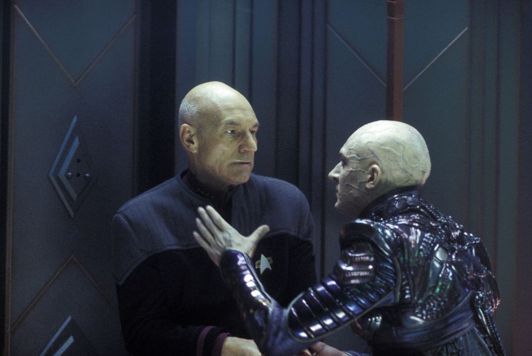 Shinzon (Tom Hardy, r.) hat nur eines im Sinn - er will Picard (Patrick Stewart, l.) gefangen nehmen und die Erde zerstören ... - Bildquelle: Paramount Pictures