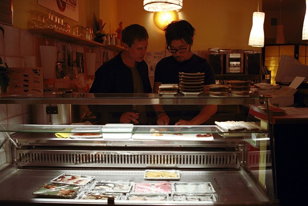 Zusammen mit seinem koreanischen Freund Kim Chong (Ill-Young Kim, r.) betreibt Lars (Benno Fürmann, l.) eine Sushi -Bar, die die beiden mehr schlec... - Bildquelle: Jeanne Degraa ProSieben