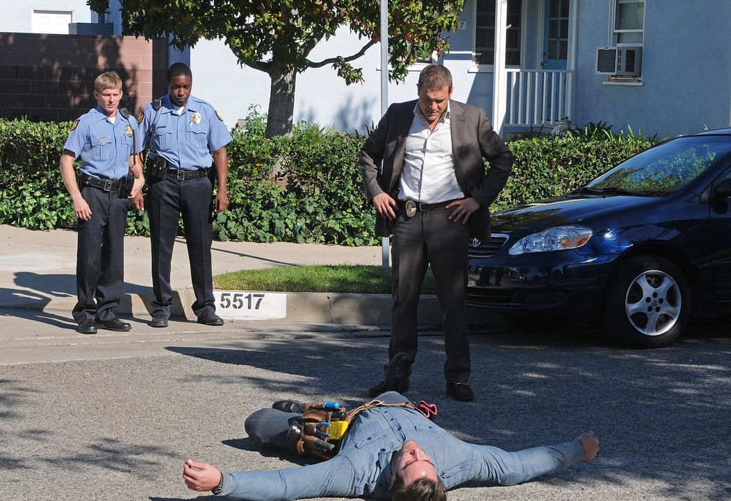 Als Officer Lee Scanlon (David Cubitt, r.) den verdächtigen Jeremy Kiernan (Pablo Schreiber, liegend) verfolgt, wird dieser von einem Auto erfasst u... - Bildquelle: Paramount Network Television