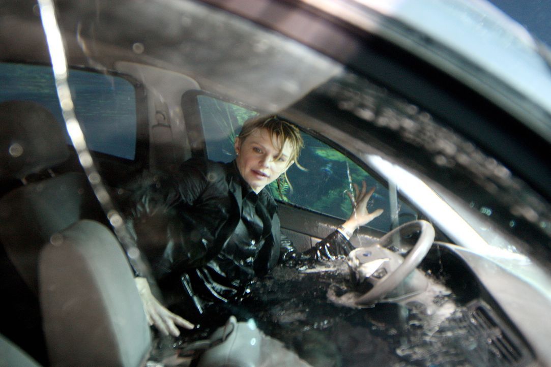 Kann sich Det. Lilly Rush (Kathryn Morris) aus dem Wagen befreien? - Bildquelle: Warner Bros.
