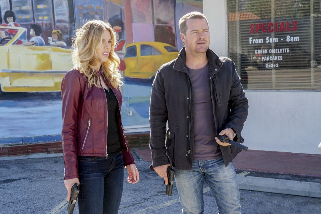 Bei den Ermittlungen in einem neuen Fall: Callen (Chris O'Donnell, r.) und Anna (Bar Paly, l.) ... - Bildquelle: Monty Brinton 2017 CBS Broadcasting, Inc. All Rights Reserved. / Monty Brinton
