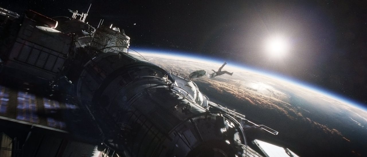 Nachdem ihr Shuttle zerstört wurde, erfährt Ryan (Sandra Bullock) die unendliche Weite des Weltalls am eigenen Leib - und von Rettung ist keine Spur... - Bildquelle: Warner Brothers