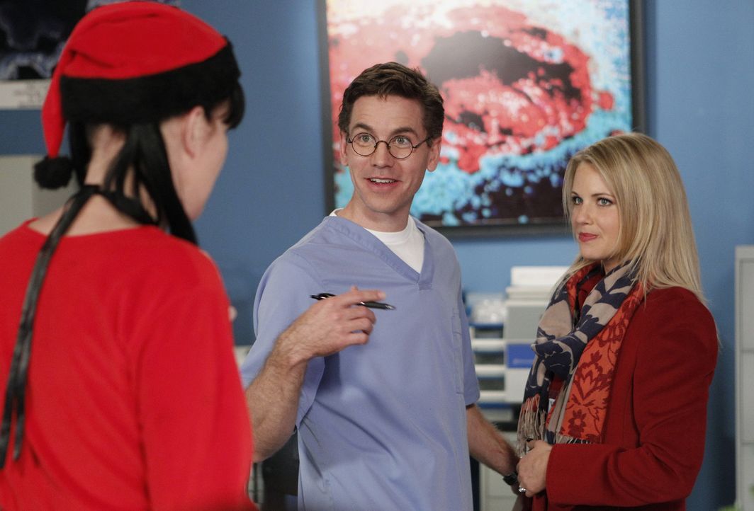 Breena (Michelle Pierce, r.) und Jimmy (Brian Dietzen, M.) wollen ein Baby adoptieren, doch plötzlich bekommt Jimmy panische Angst, dass er seiner V... - Bildquelle: CBS Television