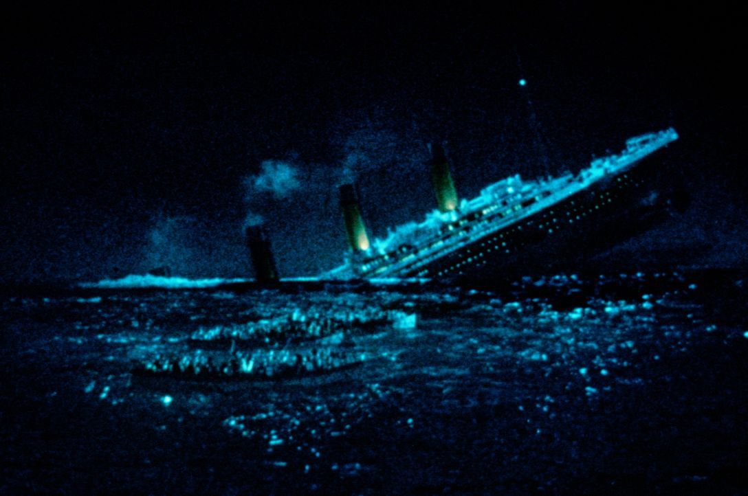 Nachdem die Titanic auf einen Eisberg aufgelaufen ist, passiert das Unvorstellbare - das Schiff sinkt und mit ihr 1503 Menschen ... - Bildquelle: American Broadcasting Company
