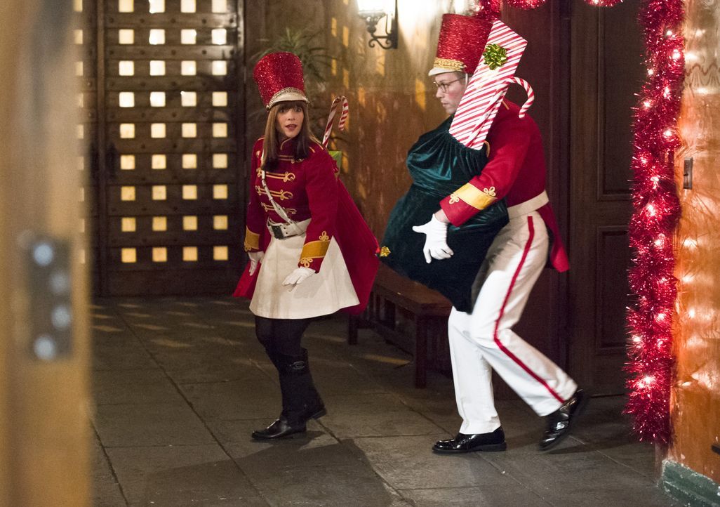 Es ist Weihnachten und Eric (Barrett Foa, r.) und Nell (Renée Felice Smith, l.) bereiten sich auf das Fest der Liebe vor ... - Bildquelle: Neil Jacobs 2015 CBS Broadcasting, Inc. All Rights Reserved.