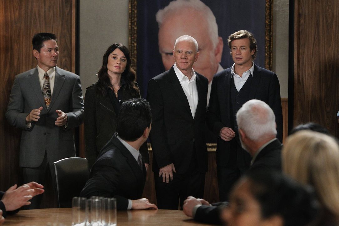 Bei den Ermittlungen in einem neuen Fall stoßen Kimball (Tim Kang, l.), Patrick (Simon Baker, r.) und Teresa (Robin Tunney, 2.v.l.) auf den Sektenfü... - Bildquelle: Warner Bros. Television