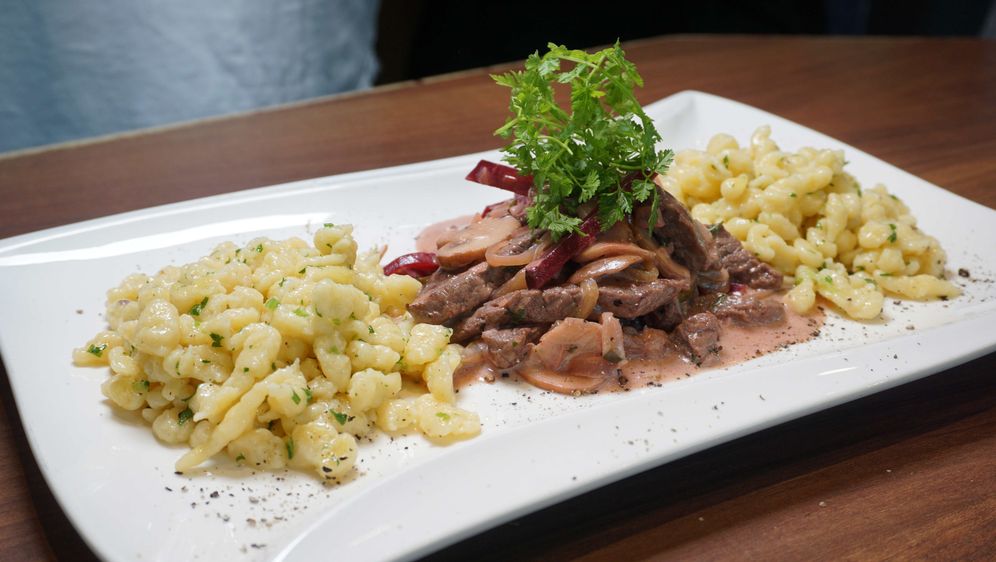 Boeuf Stroganoff mit Spätzle | Rezept aus Mein Lokal, Dein Lokal