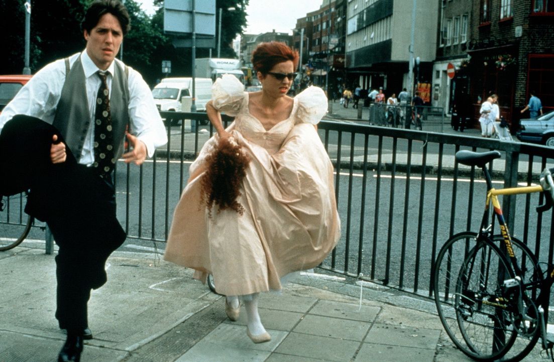 Charles (Hugh Grant, l.) und Scarlett (Charlotte Coleman, r.) kommen zu spät zu einer Hochzeit - leider sind sie die Trauzeugen ... - Bildquelle: Gramercy Pictures