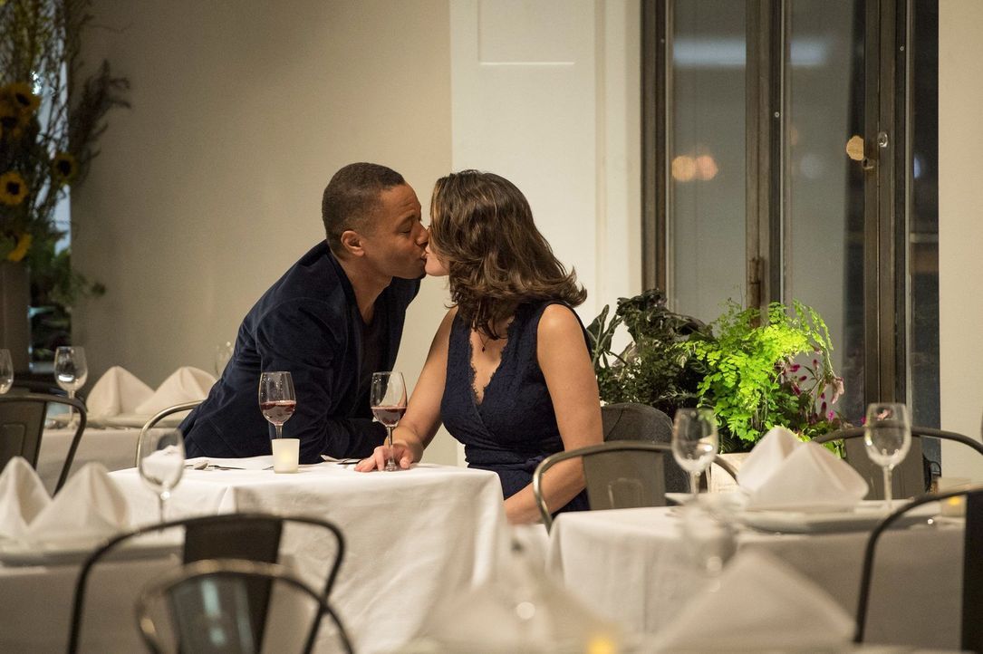 Endlich funkt es zwischen Isaac (Cuba Gooding Jr., l.) und Jo (Alana De La Garza, r.) ... - Bildquelle: Warner Bros. Television