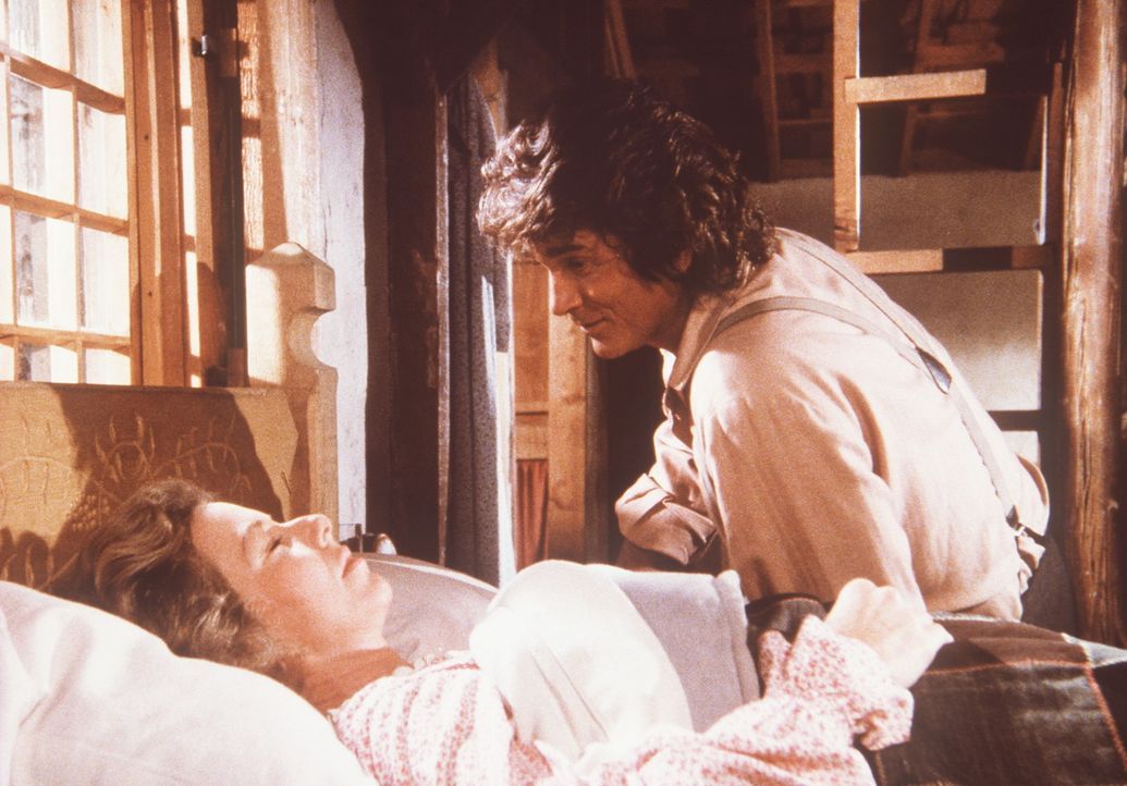 Liebevoll weckt Charles (Michael Landon, l.) seine übermüdete Frau Caroline (Karen Grassle, r.). - Bildquelle: Worldvision