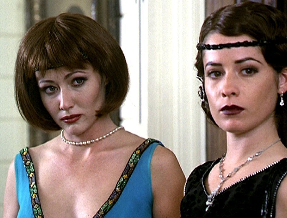 Prue (Shannen Doherty, l.) und Piper (Holly Marie Combs, r.) waren in einem früheren Leben nicht die Schwestern von Phoebe, sondern ihre Cousinen un... - Bildquelle: Paramount Pictures