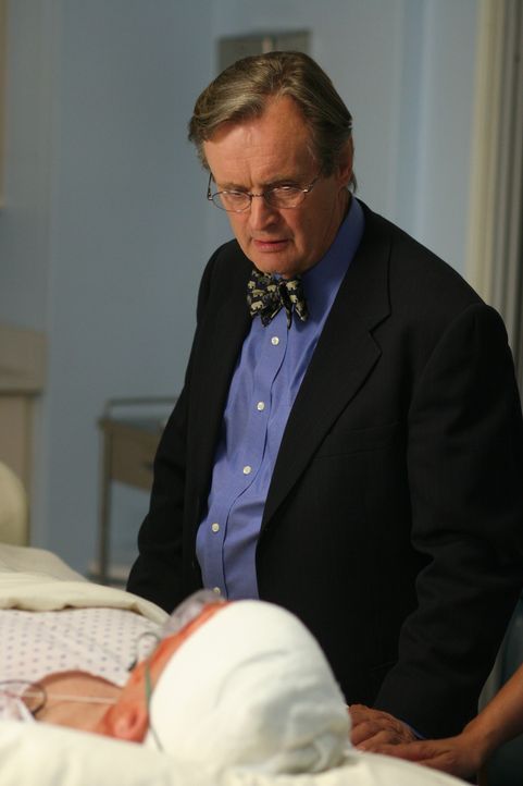 Ducky (David McCallum, r.) besucht Gibbs (Mark Harmon, l.) im Krankenhaus und hofft, dass es ihm bald wieder besser geht ... - Bildquelle: CBS Television
