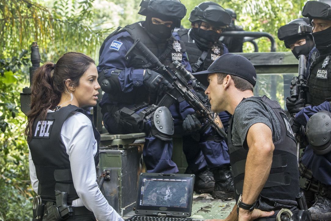 Werden Gregorio (Vanessa Ferlito, l.) und LaSalle (Lucas Black, r.) den gekidnappten Unteroffizier, der das letzte Mal in Mexico gesehen wurde, noch... - Bildquelle: Skip Bolen 2016 CBS Broadcasting, Inc. All Rights Reserved / Skip Bolen