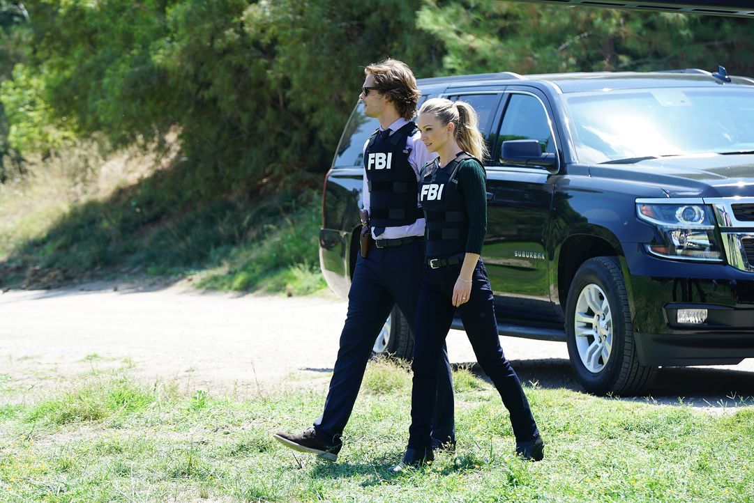 JJ (Andrea Joy Cook, r.), Reid (Matthew Gray Gubler, l.) und das restliche Team teilen sich auf, um das riesige Feld nach Hinweisen zu untersuchen.... - Bildquelle: Sonja Flemming 2017 CBS Broadcasting, Inc. All Rights Reserved. / Sonja Flemming